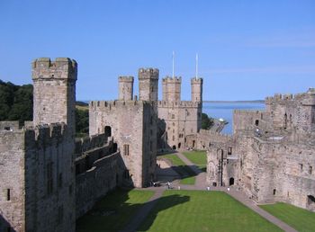 Caernarfon_castle_interior.jpg
